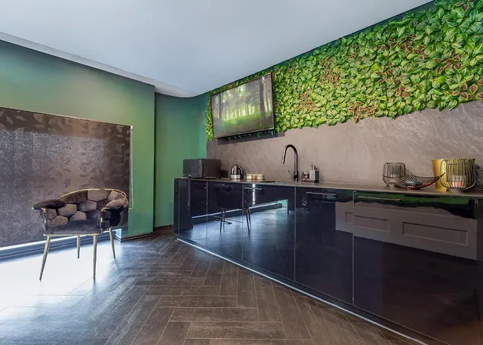 In Centre With Jacuzzi Bath *